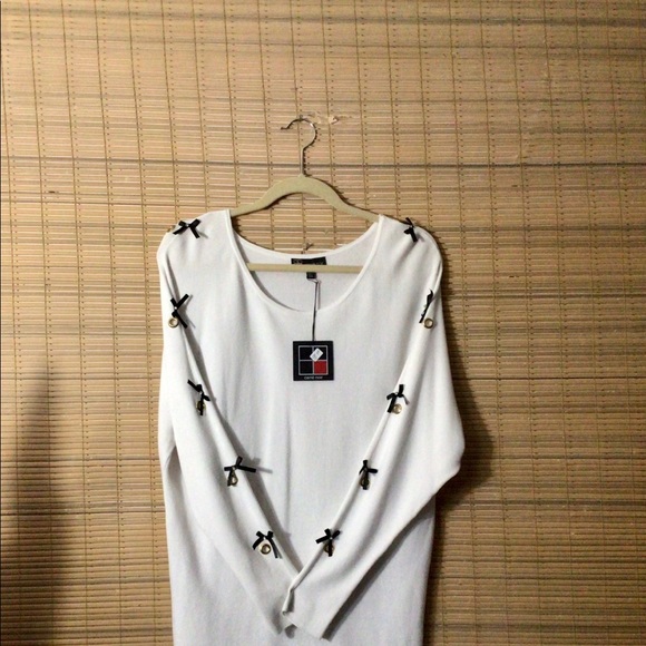 🎄Carre Noir sweater with bows & rhinestone sleeve - Picture 2 of 13